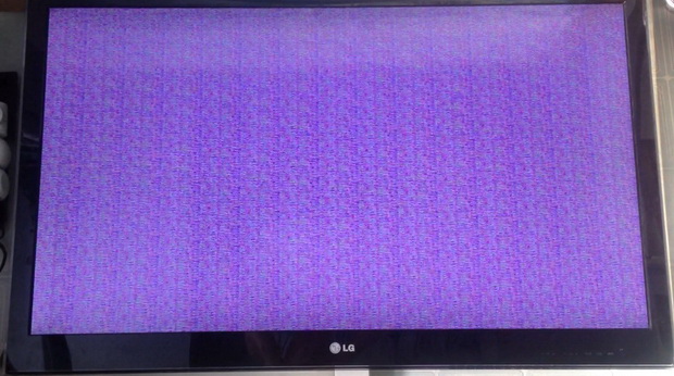 Завис телевизор lg. Рябит экран LG v50. LG 42pj550r. Телевизор самсунг рябит экран. Фиолетовый экран телевизора.