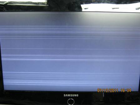 Горизонтальные полосы телевизоре самсунг. Samsung 943 широкая белая полоса. Ue40f6400ak горизонтальные полосы на экране. Samsung 2243nwx вертикальная полоса. Le26s81b белый экран.