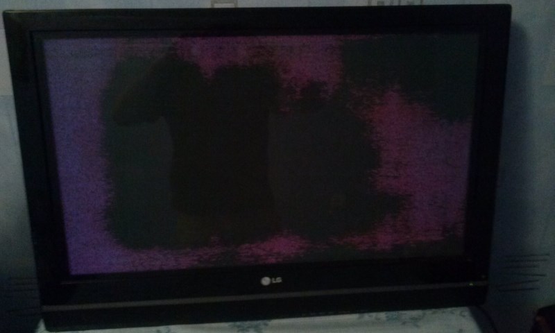 Пятна на телевизоре lg. Телевизор LG плазма черное пятно. Телевизор LG 32pc53. LG 42pj361r-ZC. Экран плазменный LG.