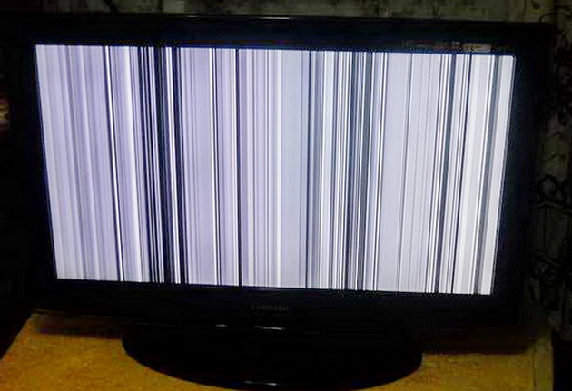 Телевизор пошел полосами. Полоски матрицы Samsung le40a330j1. Телевизор самсунг ps50b430p2w вертикальные полосы. LG 37lv370s серая широкая вертикальная полоса. ЖК самсунг вертикальная полоса.