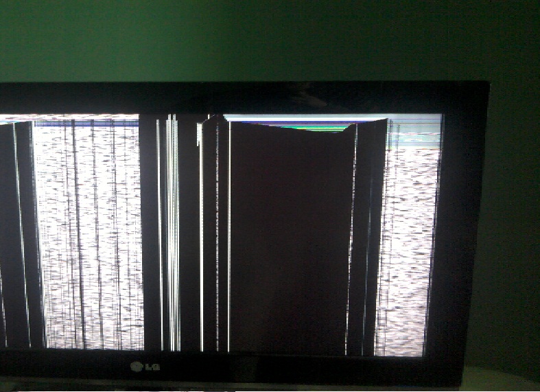 Черная полоска на телевизоре. Телевизор черная вертикальная полоса. Вертикальные полосы на экране телевизора. Вертикальные полосы на мониторе. Вертикальная чёрная полоса на экране.