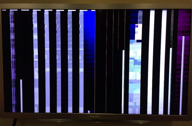 Вертикальные полосы на экране телефона. Вертикальные полосы LCD. Вертикальные полосы на экране телевизора. Полосы на половине экрана телевизора. Вертикальная полоса на плазме Sony.