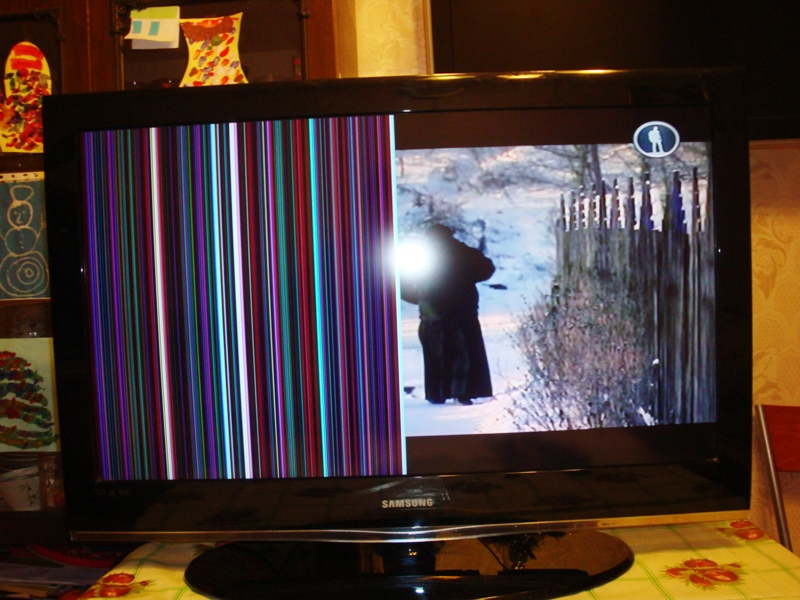 Полосы на половине экрана телевизора. Телевизор самсунг вертикальные полосы. Горизонтальные полосы на ЖК ТВ. Вертикальные полосы на LG 42lv3400. Телевизор самсунг полоски